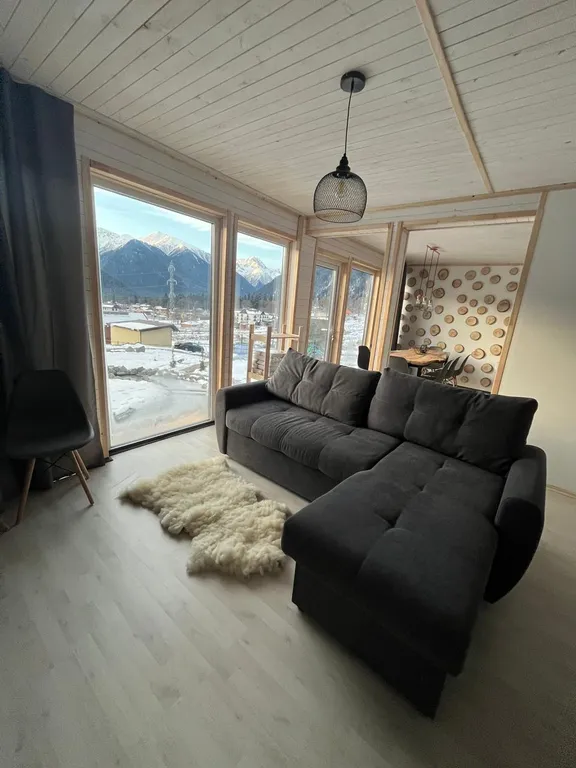 Коттедж с панорамными окнами и видом на горы