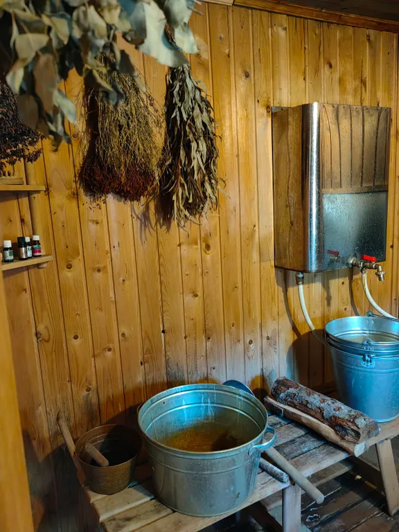 Красивый дом с камином на берегу живописной реки