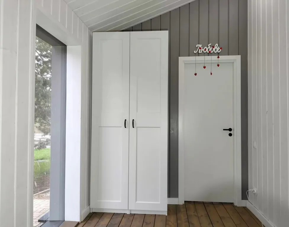 Современный уютный домик с камином на берегу реки Оки