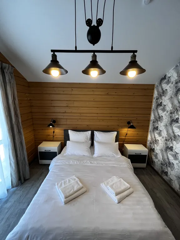 Усадьба в лесу с видом на горы