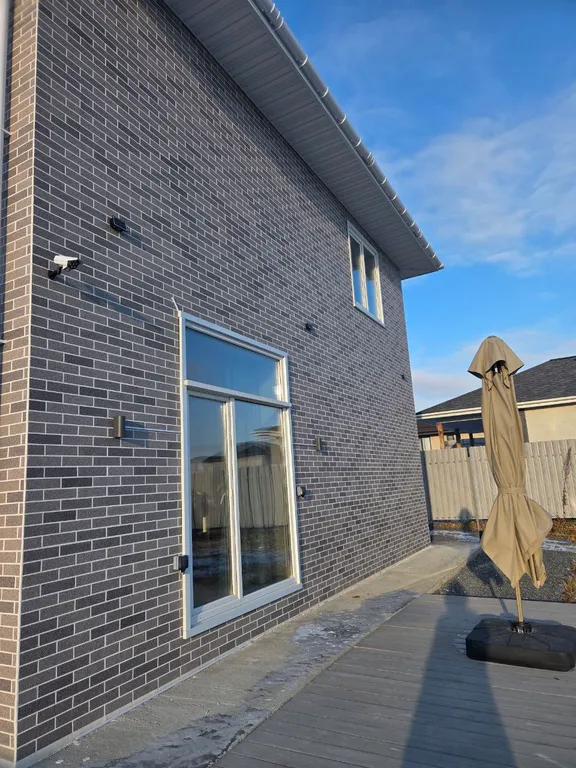 Просторный дом с собственной территорией и настоящим камином