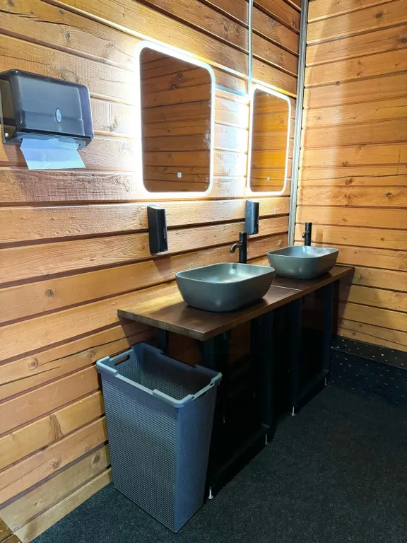 Деревянный коттедж с большой территорией рядом с городом