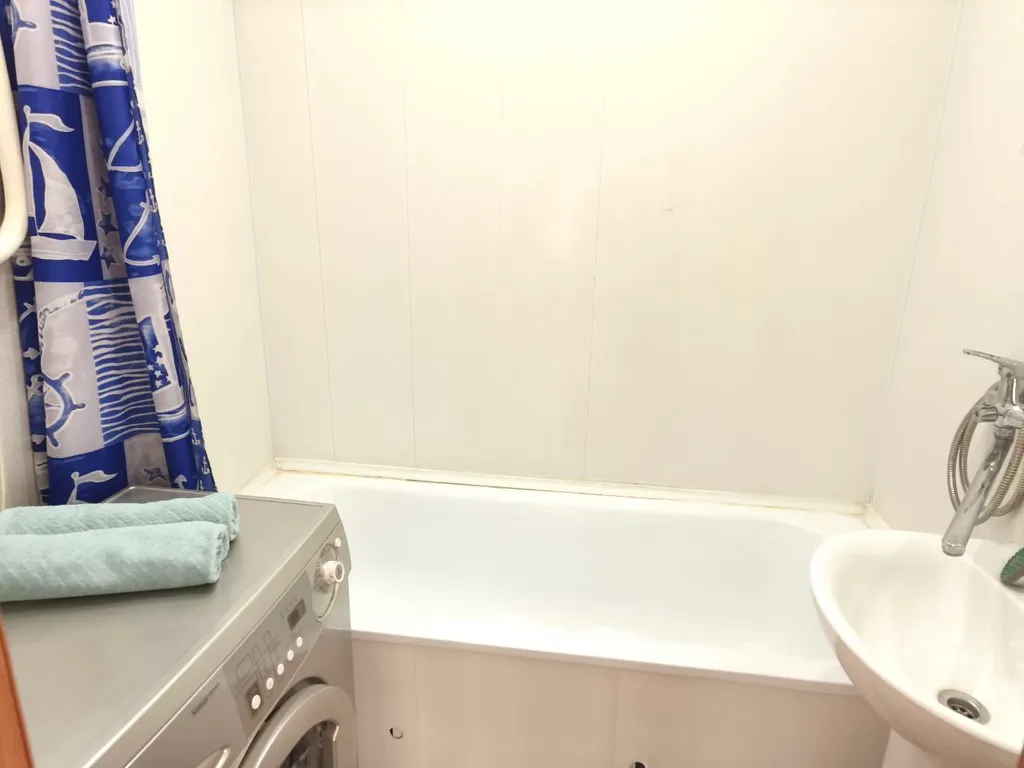 Квартира Квартира с видом на тихий двор в центре Взлетки. — Красноярск