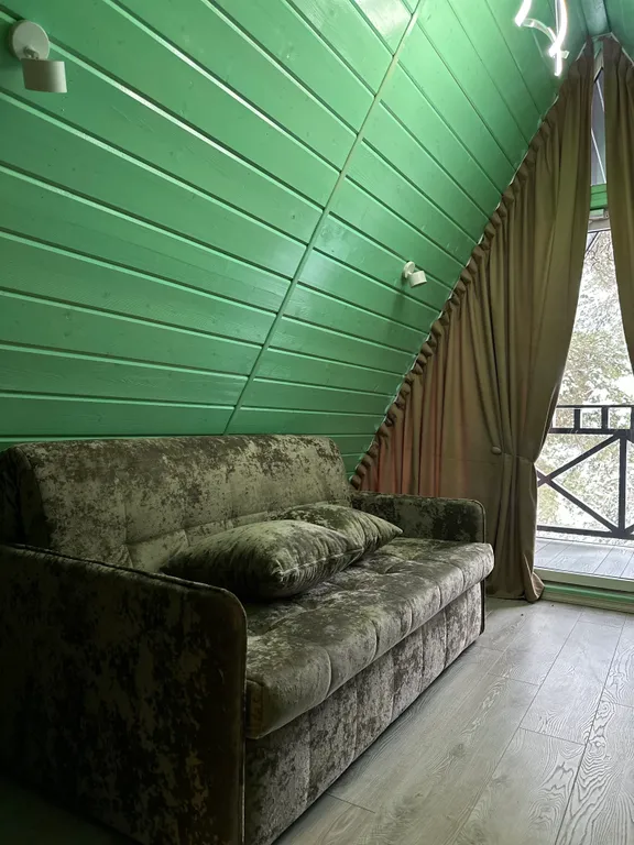 А-фрейм с видом на горы и лес