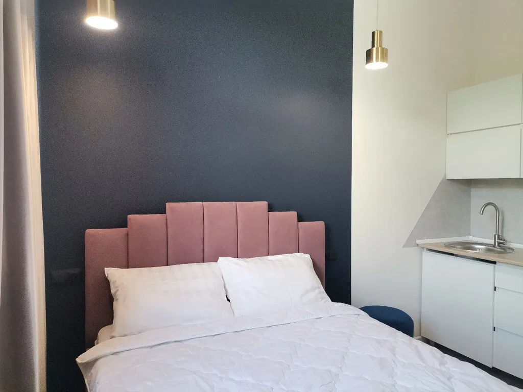 Уютная студия с оформлением в светлых и стильных тонах