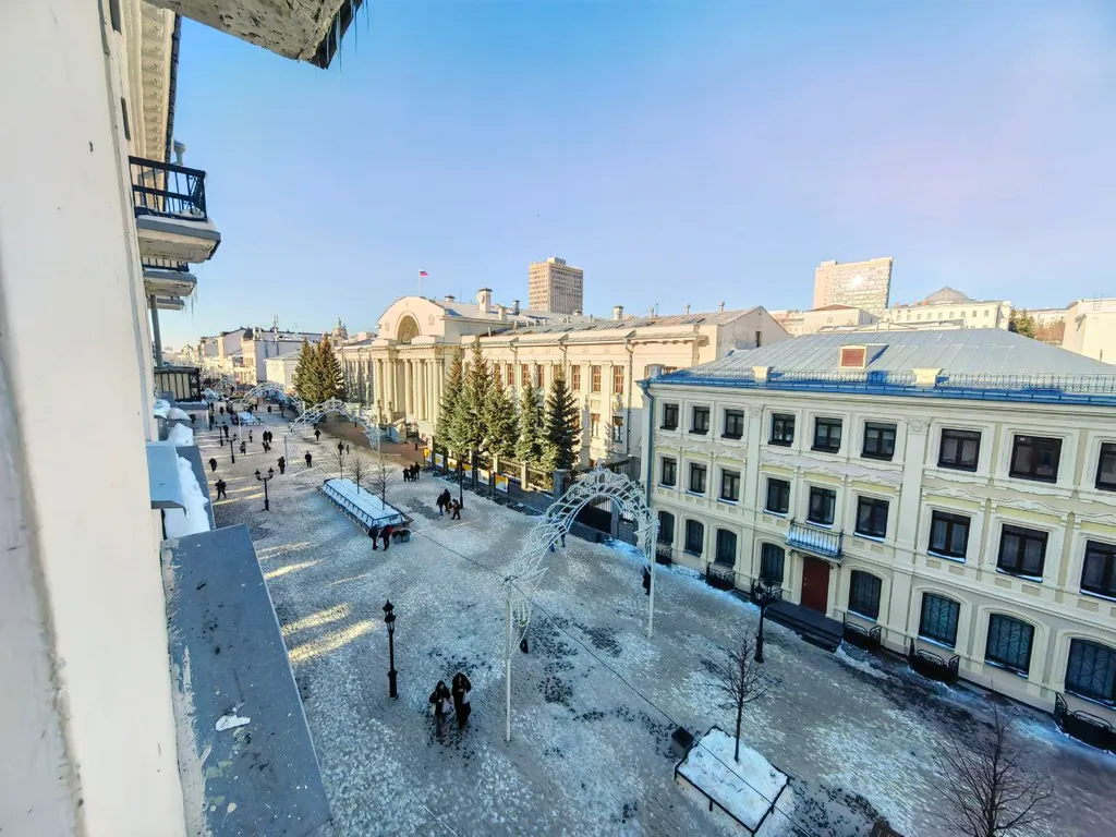 Квартира с видом на главную улицу города
