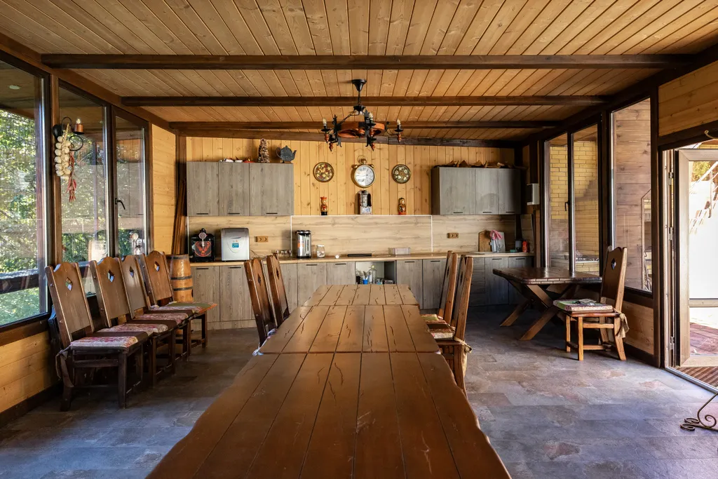 Стильная студия с ванной у панорамного окна и видом на горы