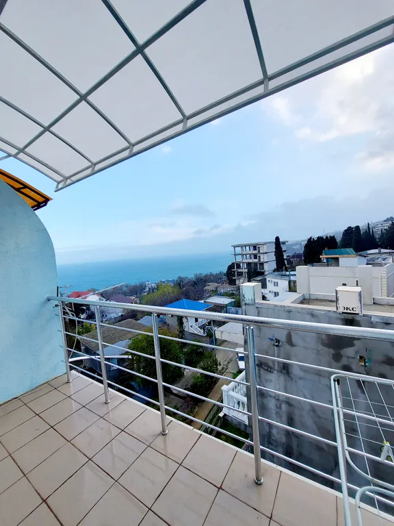 Студия с балконом и видом на море на 1й линии от моря в Алупке