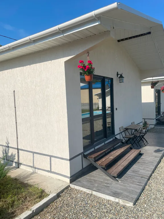 Дом с мансардой у моря, шале с видом на бассейн, номер с бассейном