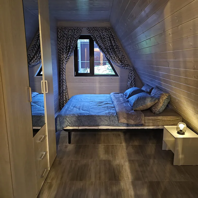 Шестиместный коттедж с изолированным участком 10 соток №1