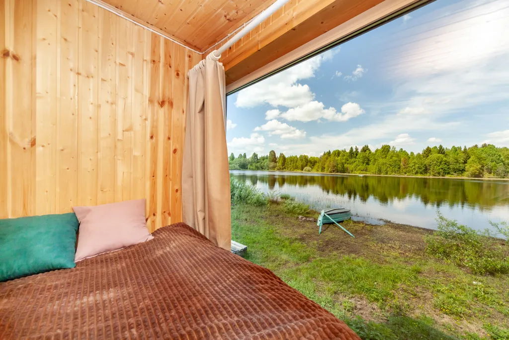 Домик с панорамным окном на берегу озера