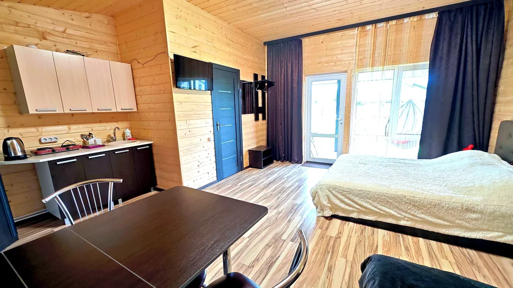 Коричневый домик-студия делюкс с террасой, кондиционером, лужайкой