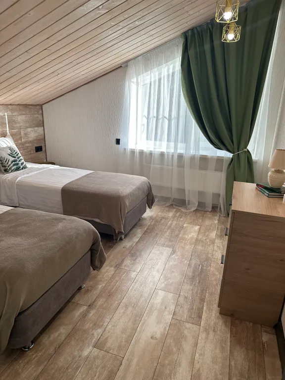 таунхаус на берегу озера с панорамными окнами, сауной и зоной барбекю