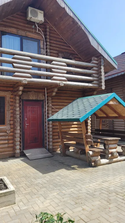 Деревянный домик возле моря