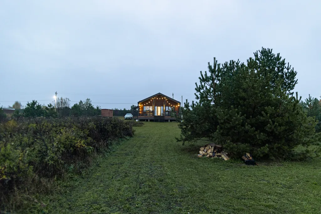 Дом на реке и краю соснового леса