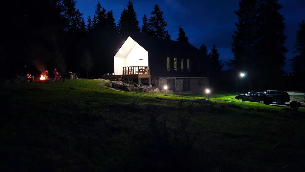 Дом на скале в окружении леса