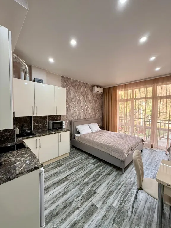 Укомплектованная студия с балконом