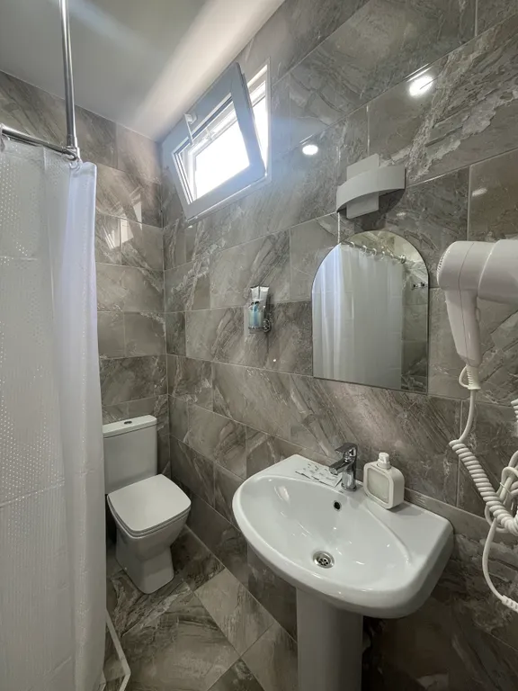 Комфортный номер люкс с видом на реку и горы