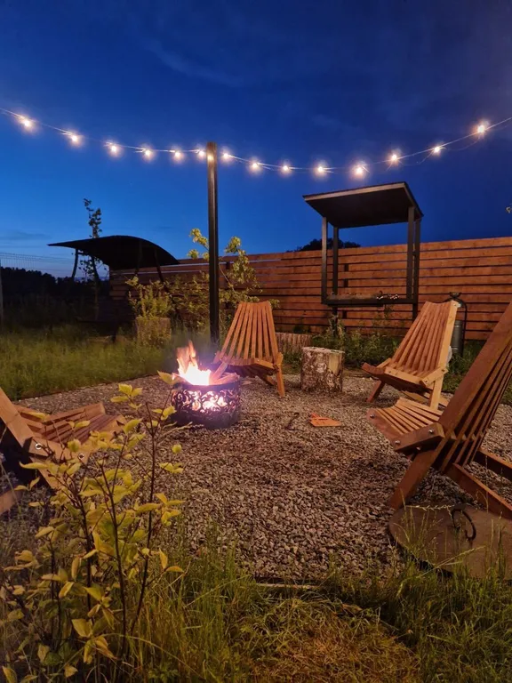 Пpocторный 4-местный А-фрейм с чанoм и банeй нa берегу реки Дубна