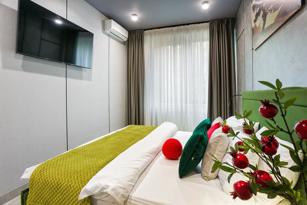 Гранатовый. На большую семью, вид на лес