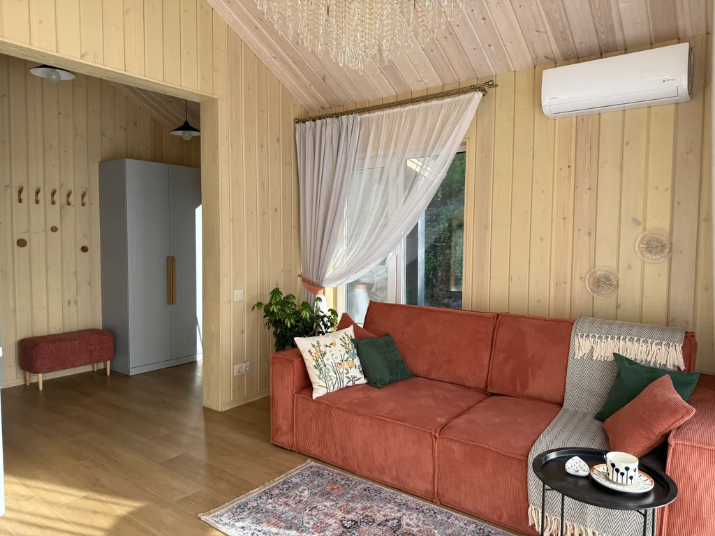 Дом Никольский с видом на главную достопримечательность