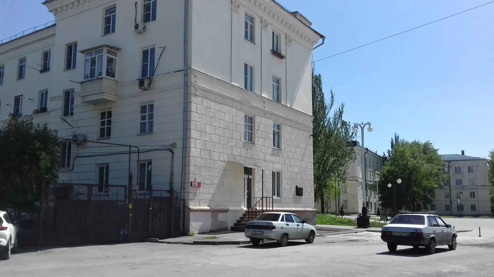 Дом сталинской постройки с закрытым двором и местом для авто.