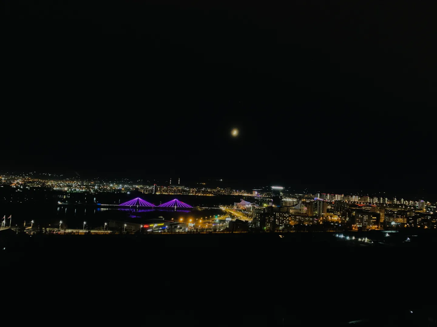 В вечернее время прекрасно видно подсветку и световое шоу на Вантовом мосту и Большом Концертном зале. Ночной центр как на ладони