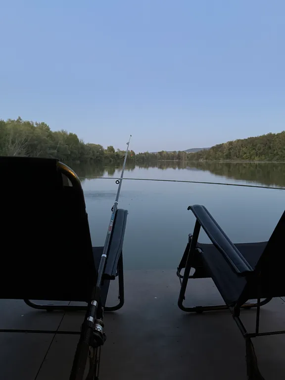 Зеркальный дом на воде