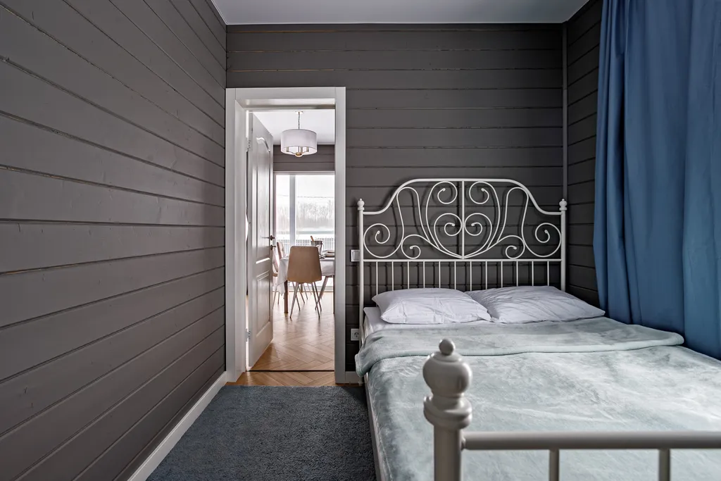 Grey House с дикими зайцами