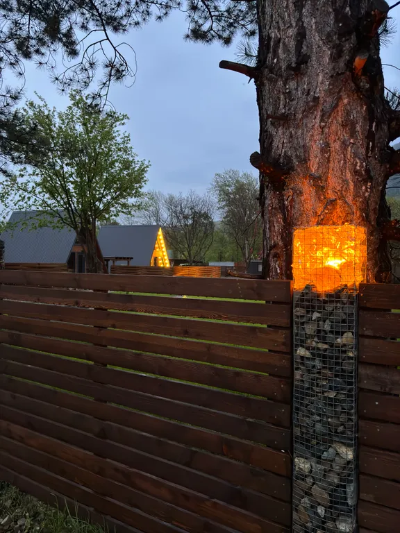 Дом афрейм с видом на горы и пруд