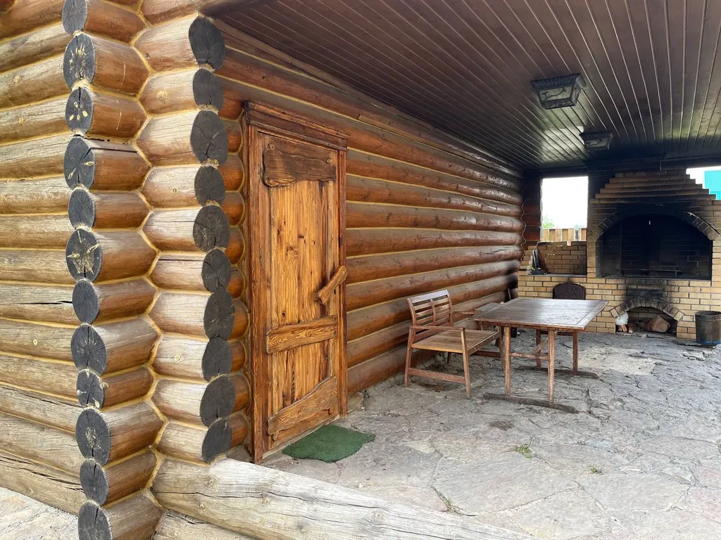 Коттедж и деревянная баня с большой комнатой отдыха