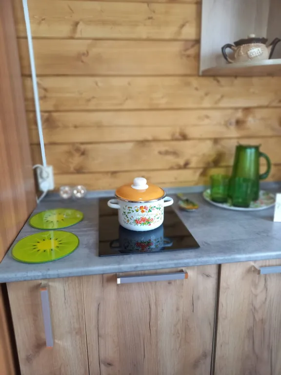 Уютный домик на берегу живописного озера