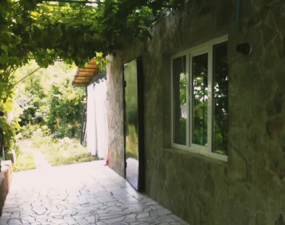 Двухэтажный дом с верандой, огороженной парковкой и сауной