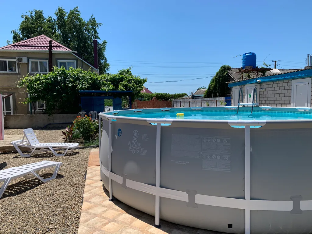 Двухэтажный дом с бассейном