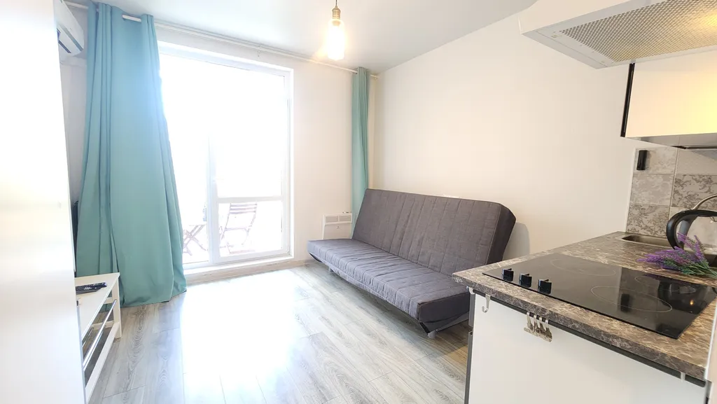 Студия с видом на бассейн