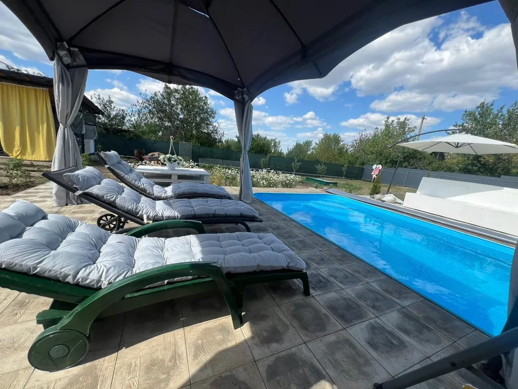 Коттедж Дачный домик с большой террасой и бассейном — аренда посуточно в Каменск-Шахтинский