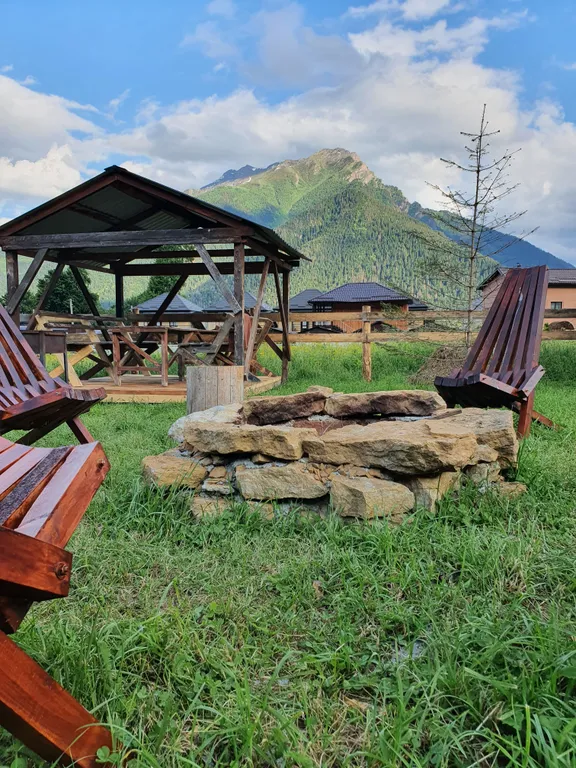 Домик с терассой и красивым видом на горы