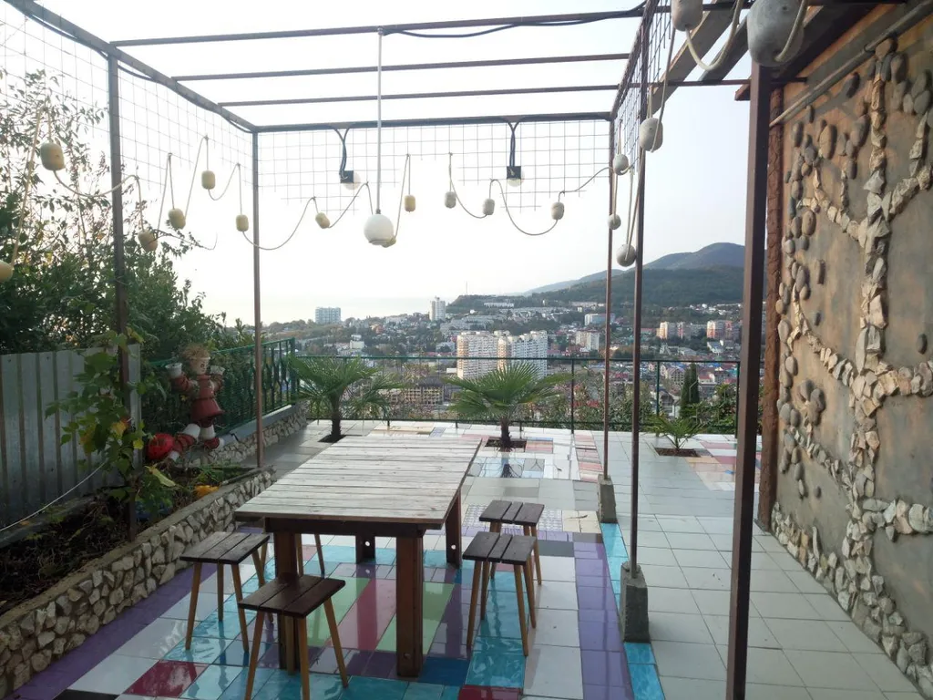 Домик-эконом с террасой и видом на море и горы