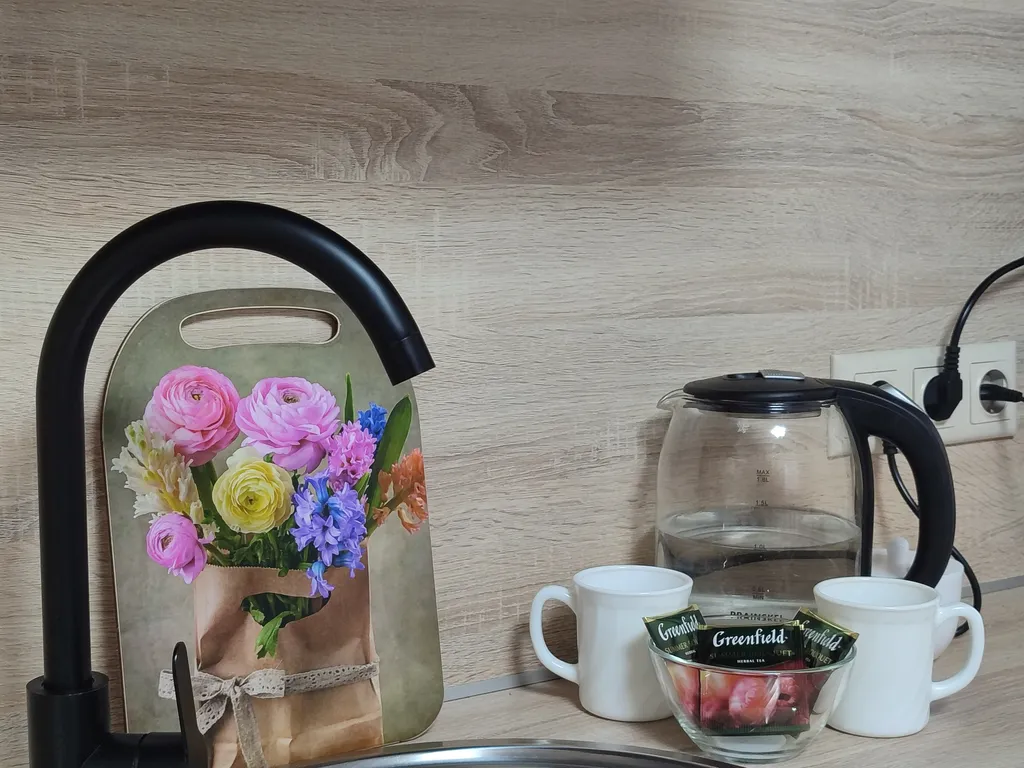 Студия с огромной кроватью в центре