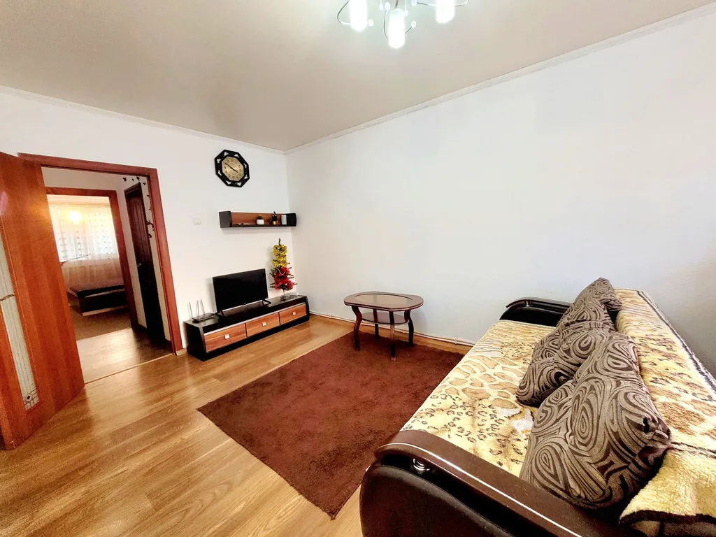 Двушечка возле Леруа