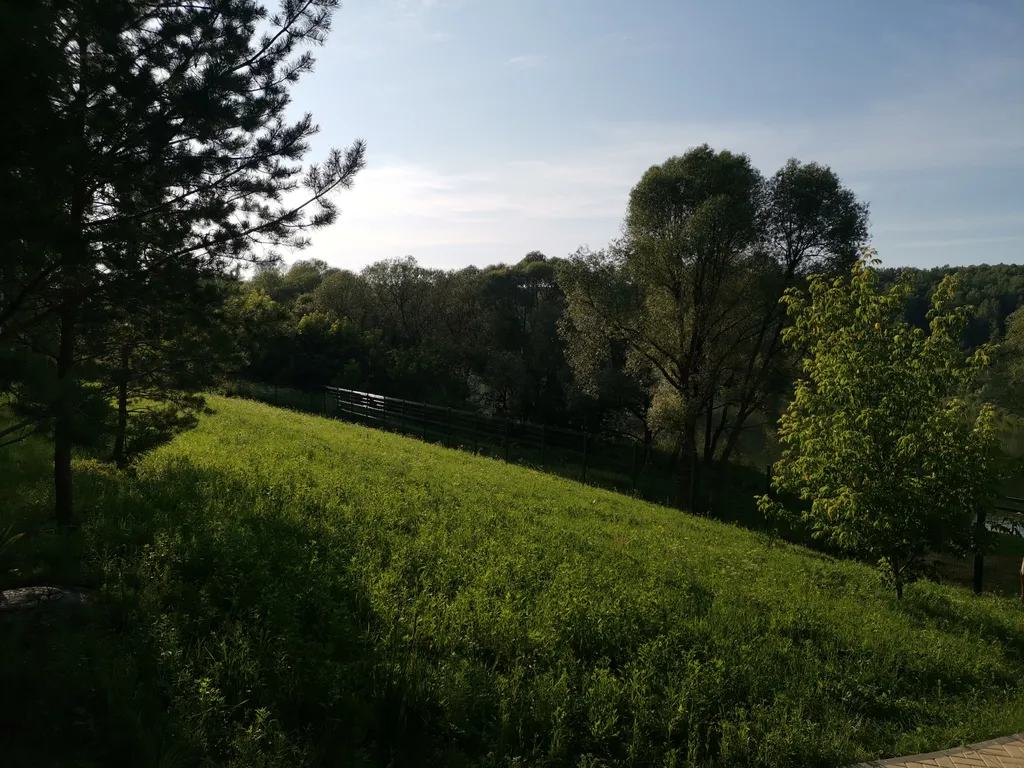 Современный уютный домик с камином на берегу реки Оки