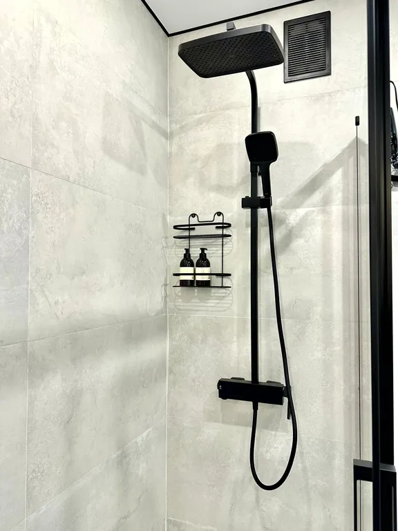 Светлые современные апартаменты в центре города