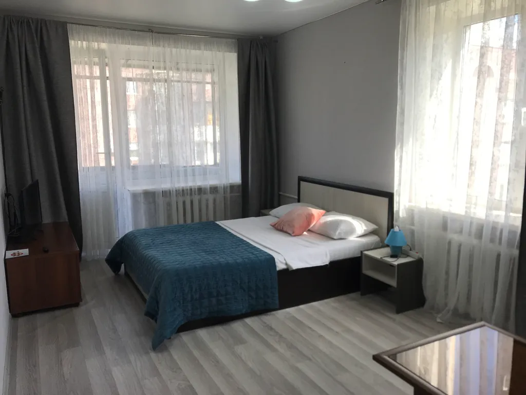 Светлая, уютная, вместительная квартира — аренда посуточно в Магнитогорск