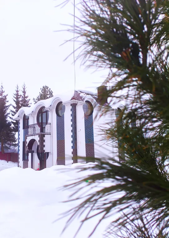 Стильный дом у реки с баней