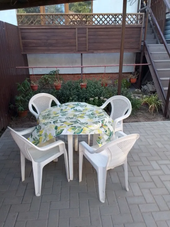 Часть дома с двором и мангалом