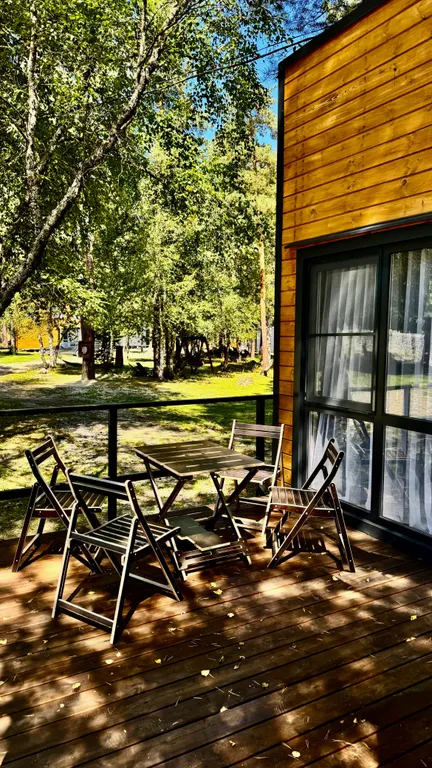 Шале с террасой на берегу реки