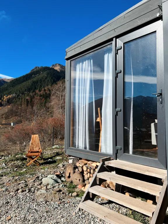 Уютный маленький домик в горах