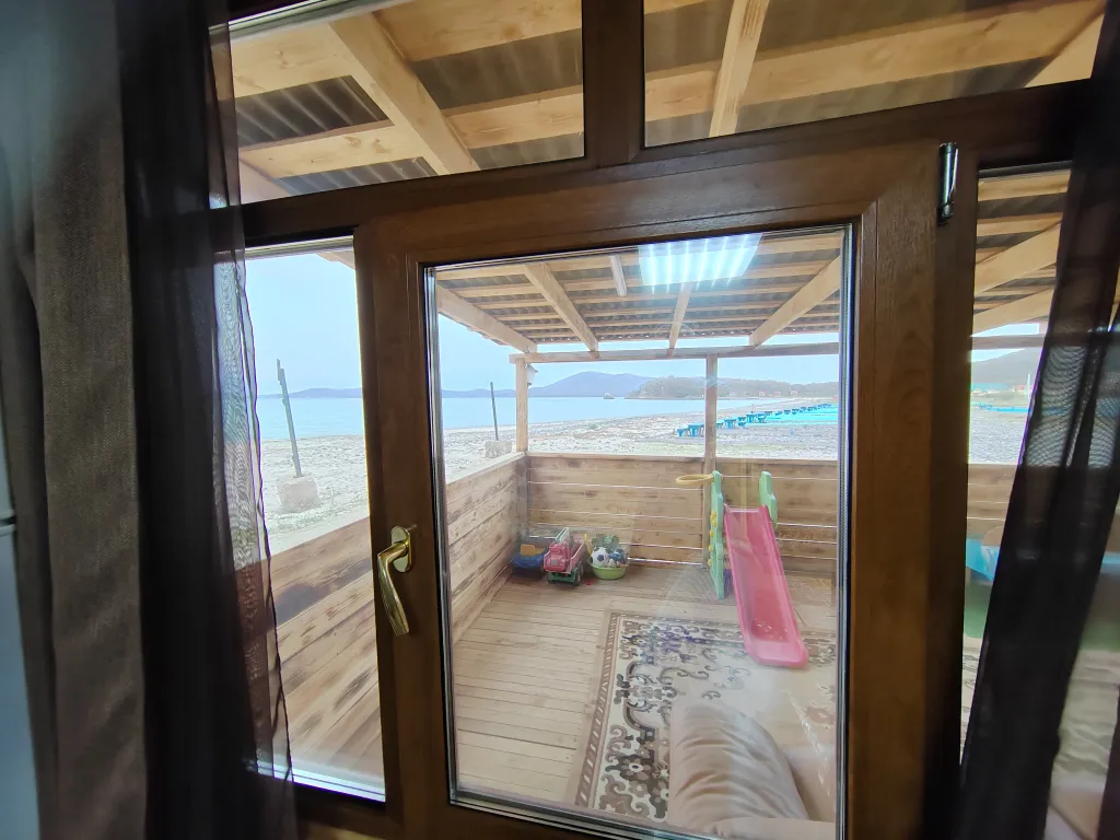 Комплекс с баней из бруса на берегу моря