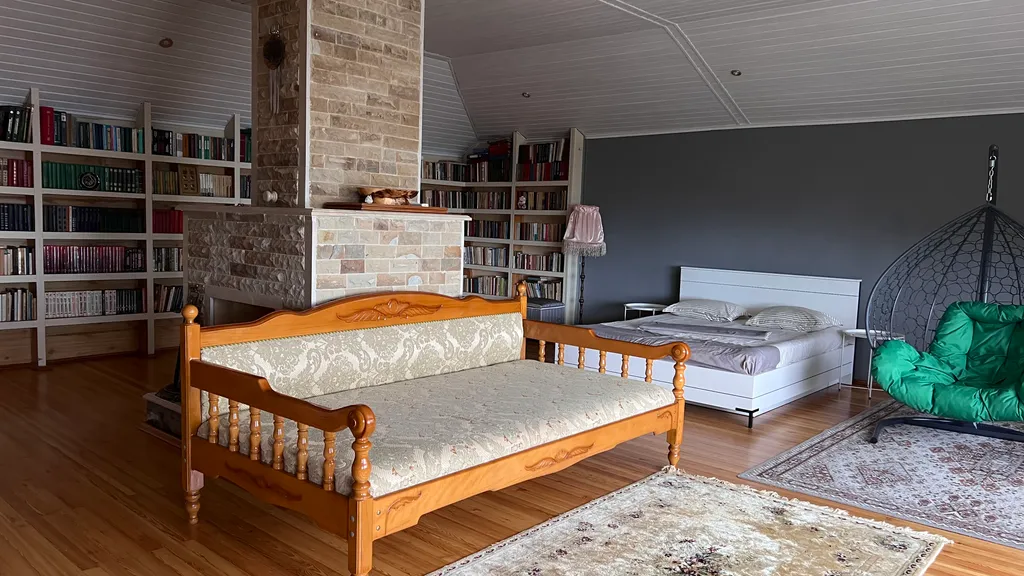 Деревянный дом с красивым видом на море