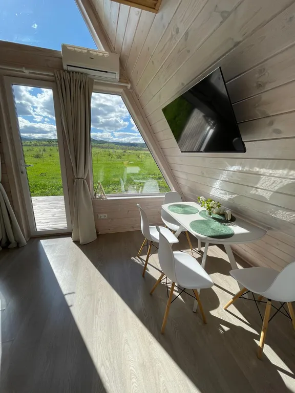 Треугольный домик с видом на горнолыжку